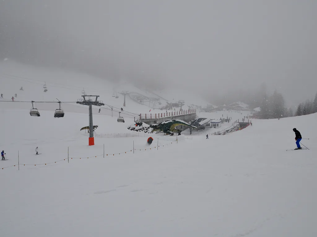 Blick auf die Talstation im Nebel.